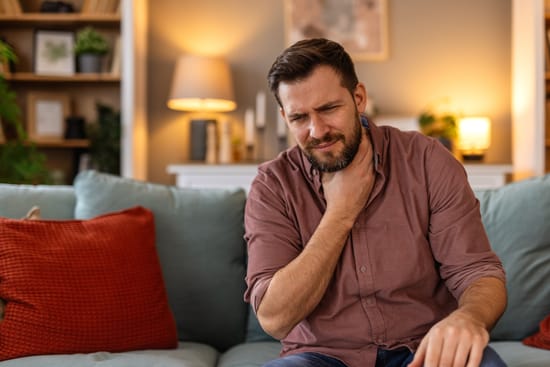 hombre con dolor de garganta