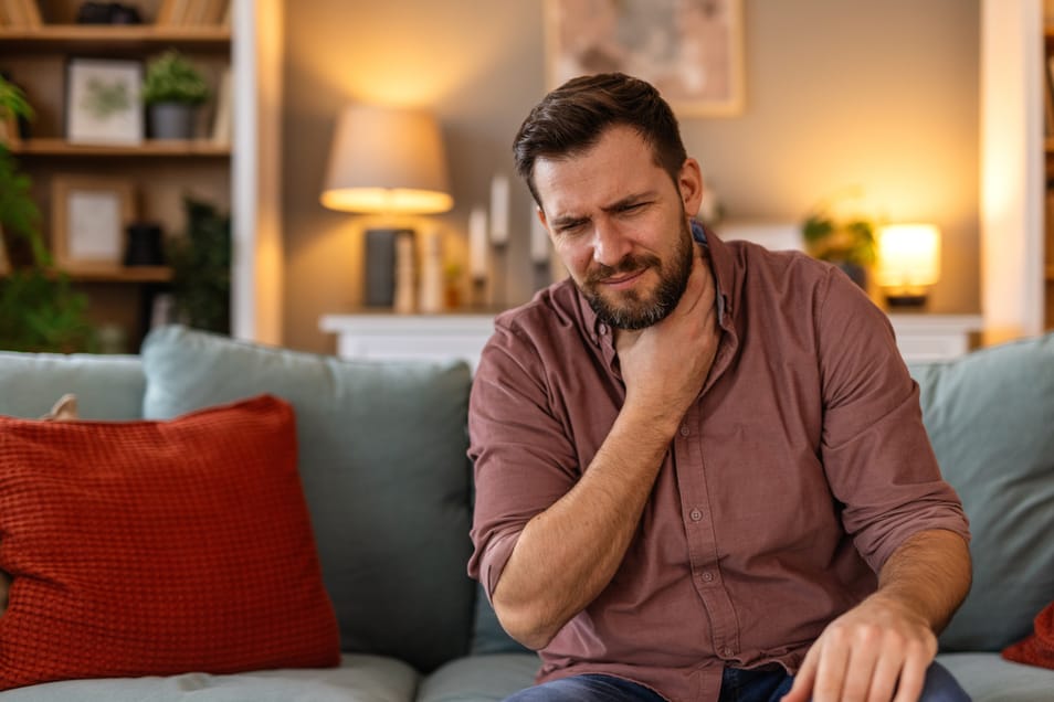 hombre con dolor de garganta