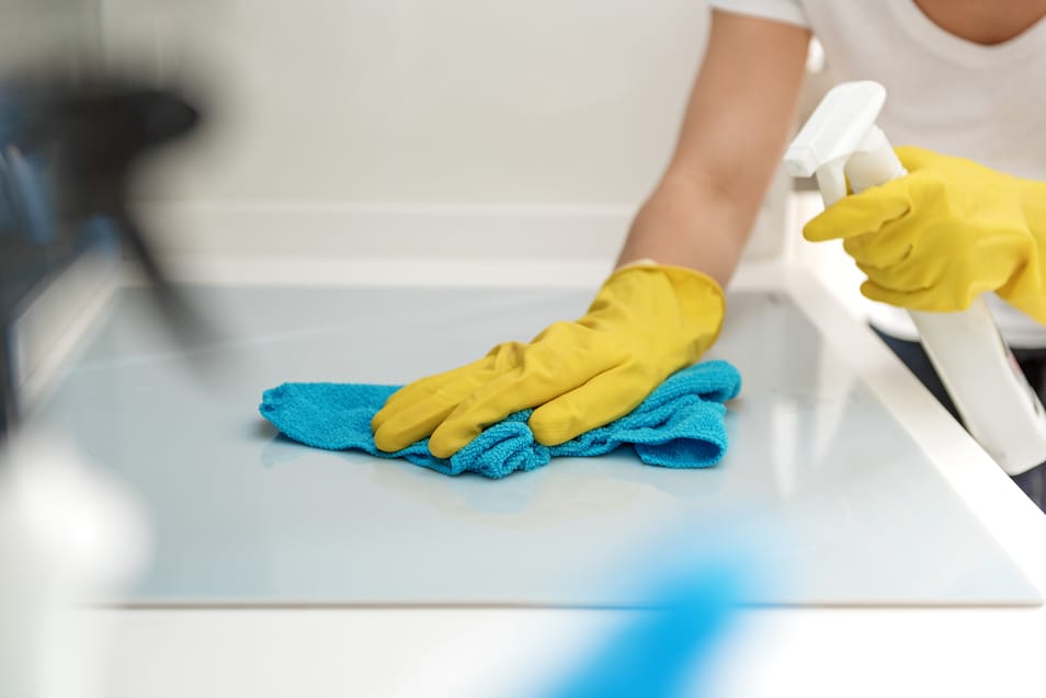 mujer limpiando superficie