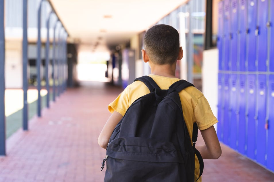 Niño en patio escolar