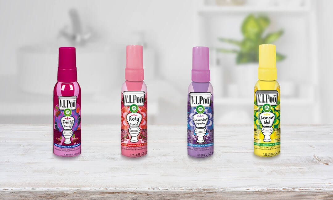 Displays V.I.Poo™ Fruity Pin-Up™, V.I.P Pre-poop Spray Rosy Starlet™, V.I.P Pre-poop Spray Lavender Superstar™ and Displays V.I.Poo™ Lemon Idol™ 55ml on a table placed in a line.