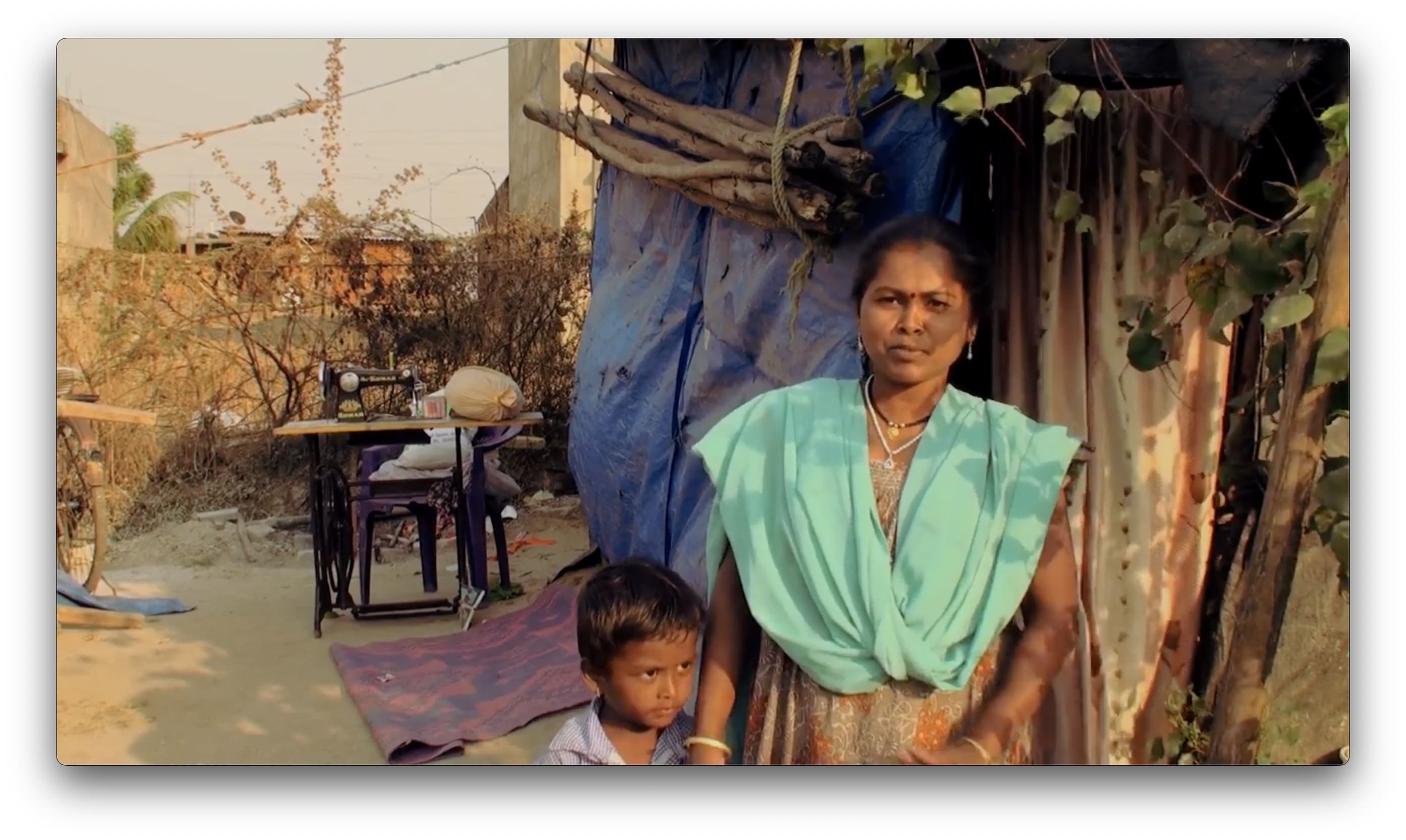 आंगन में महिला के साथ एक छोटा लड़का