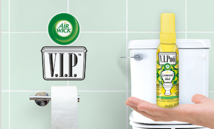 Vaporisateur pour la toilette V.I.PooMC Lemon IdolMC tenu dans une salle de bain à côté d’une toilette et du papier de toilette. Les logos Airwick et VIPoo sont aussi présentés sur le côté.