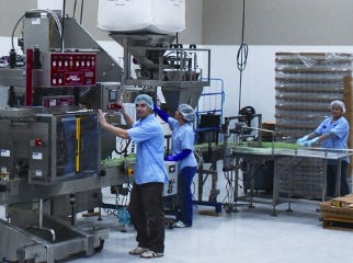 297809-Manufacturing_workers.jpg