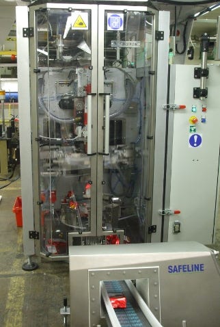 298689-The_vertical_form_fill_seal_machine_creates_the_four_side_sealed_pouches_.JPG