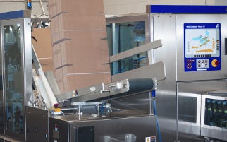 287886-Suction_cups_on_an_overhead_arm_swing_over_to_pick_up_wraparound_carton_blanks_from_a_magazine_.jpg 287886-Suction_cups_on_an_overhead_arm_swing_over_to_pick_up_wraparound_carton_blanks_from_a_magazine_.jpg