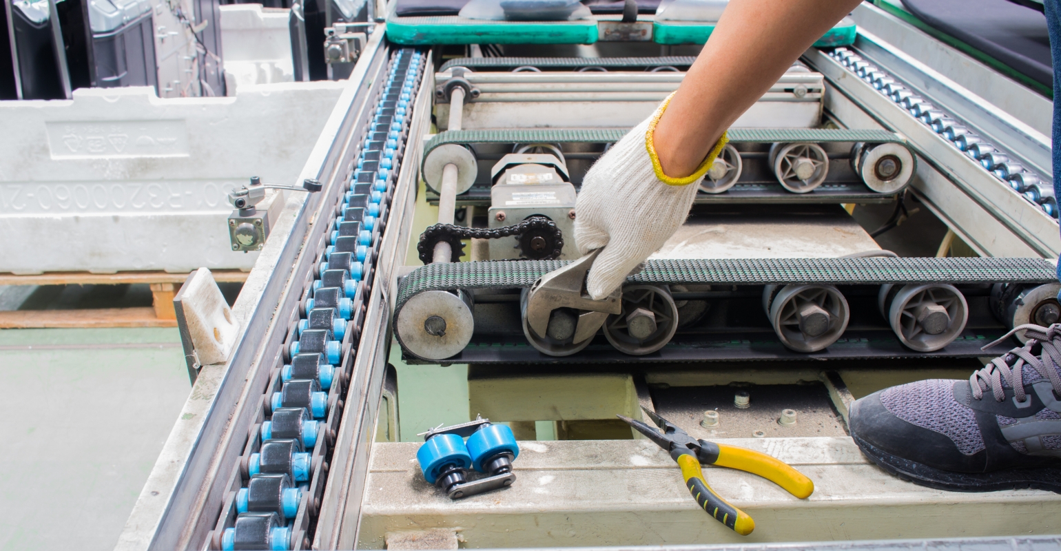 Conveyor belt outlet maintenance