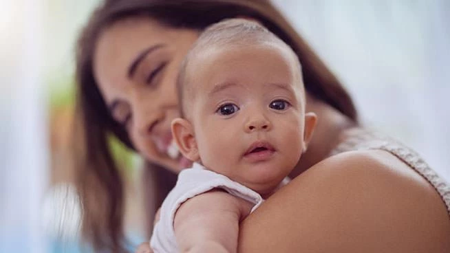 Bebé y mamá abrazados 
