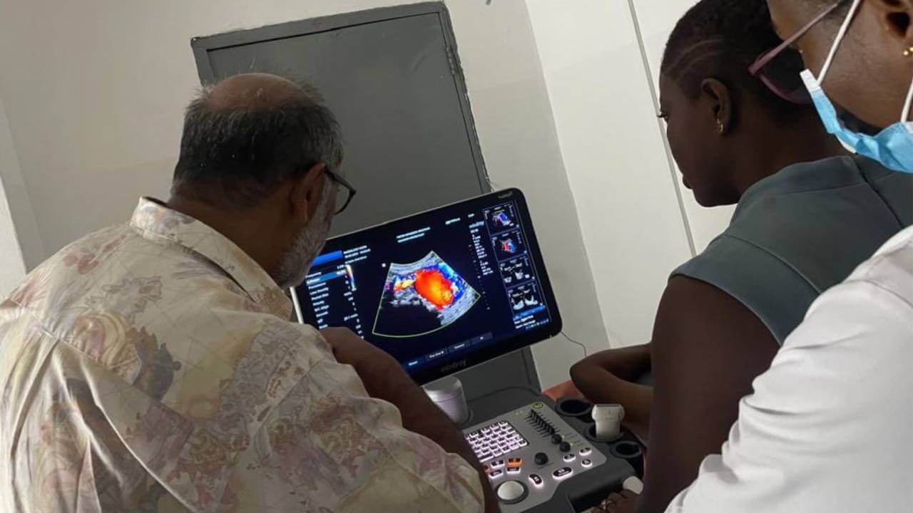 An InstaRad chief sonographer shows students scans on a screen. 