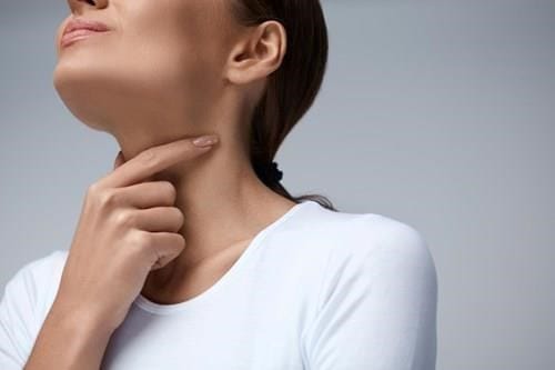 Rimedi per il mal di gola negli adulti
