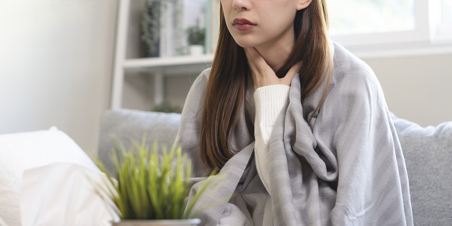 Mujer adulta con dolor de garganta
