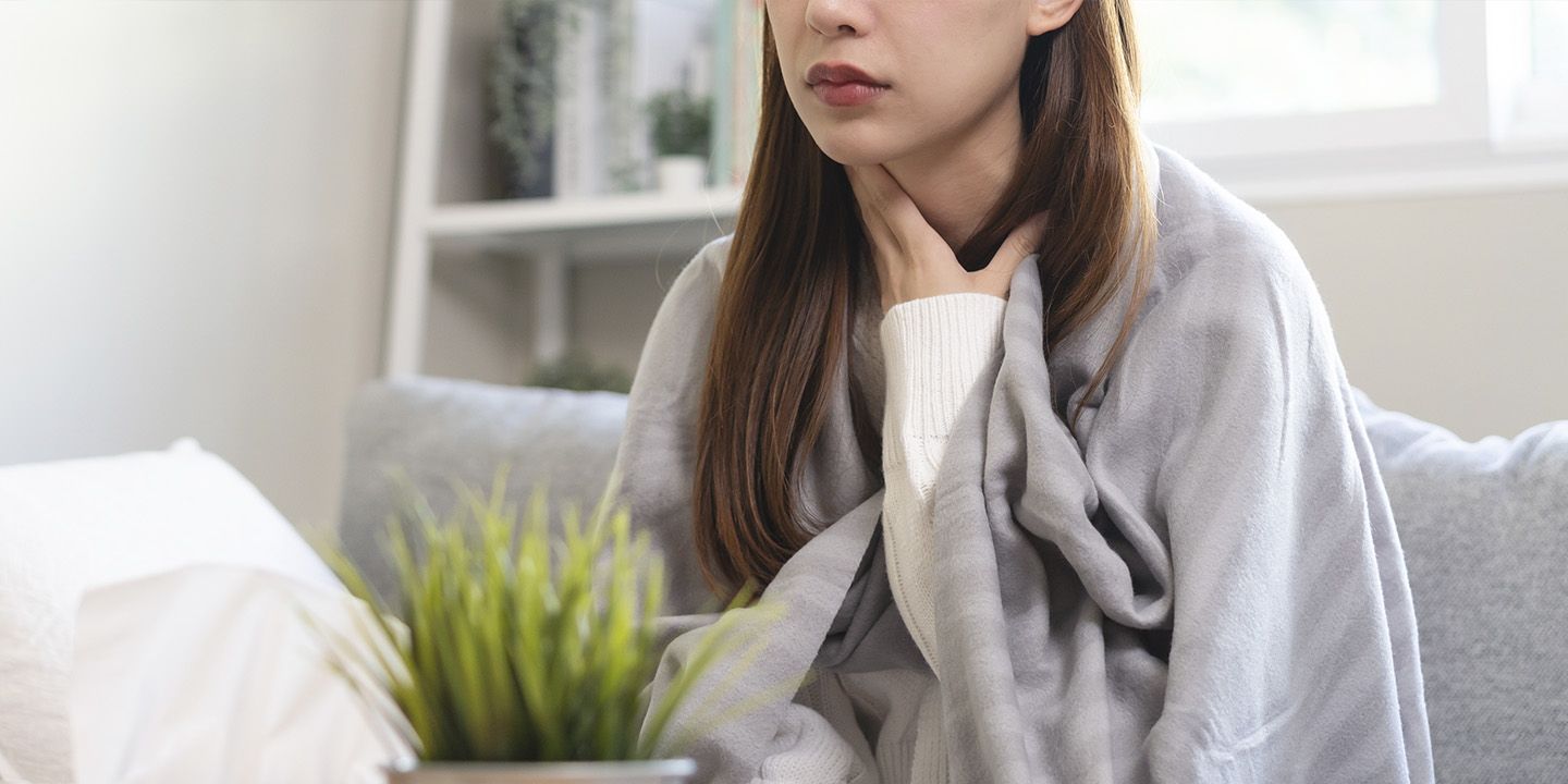 Mujer adulta con dolor de garganta