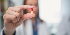 Descubra qual é a relação com os antibióticos e as superbactérias