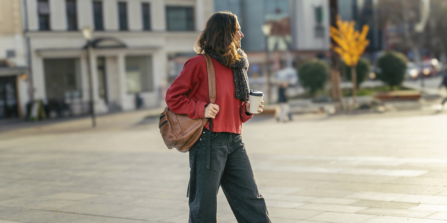 Mujer adulta caminando por la calle en invierno