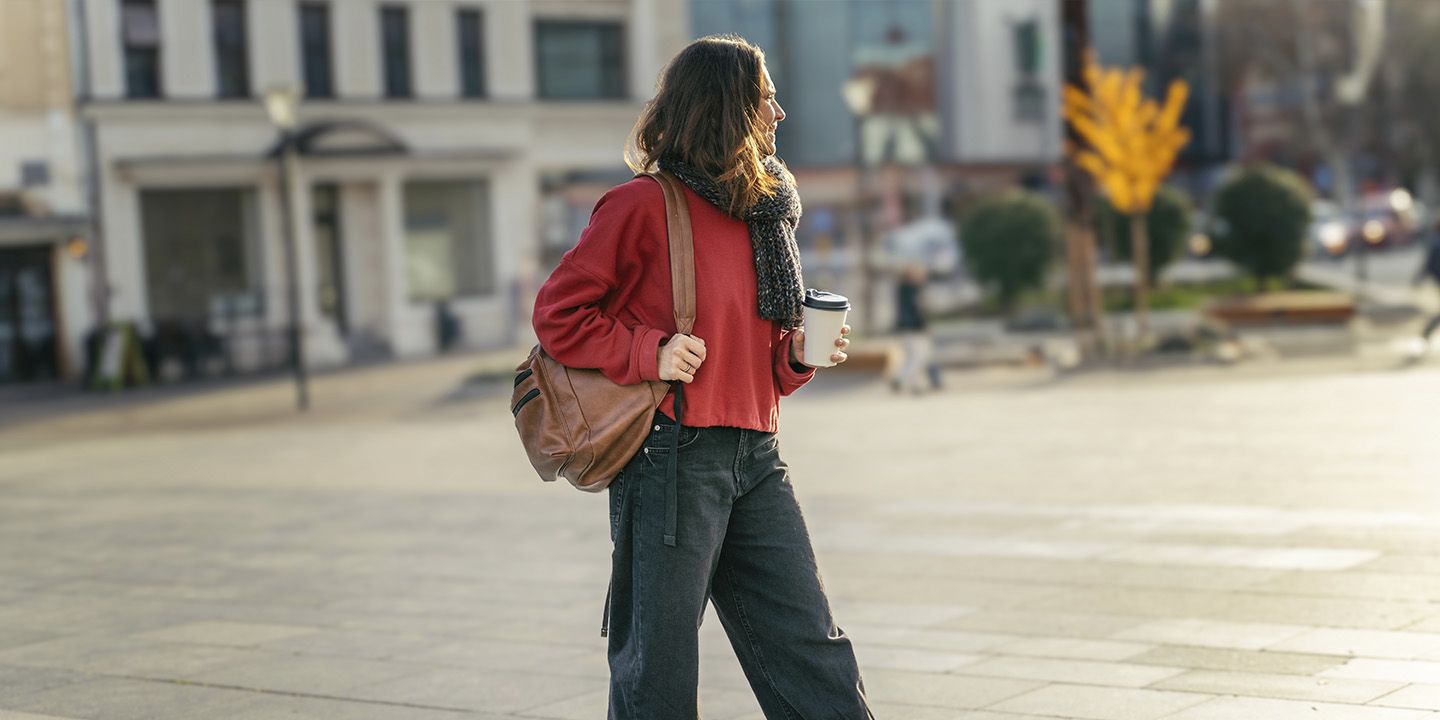Mujer adulta caminando por la calle en invierno