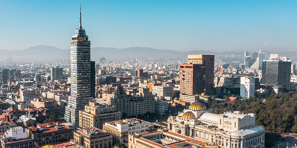 Vista aerea de ciudad contaminada