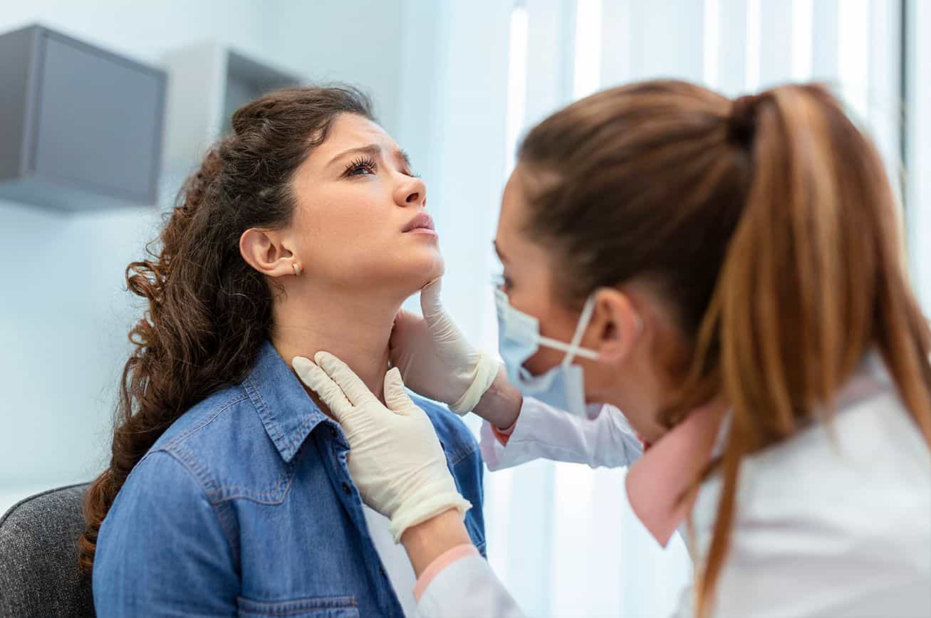 Doctora revisando paciente