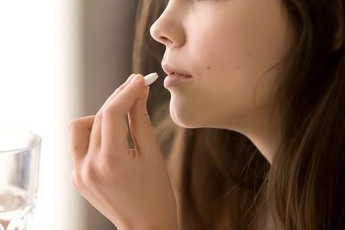 Connessione tra antibiotici e mal di gola