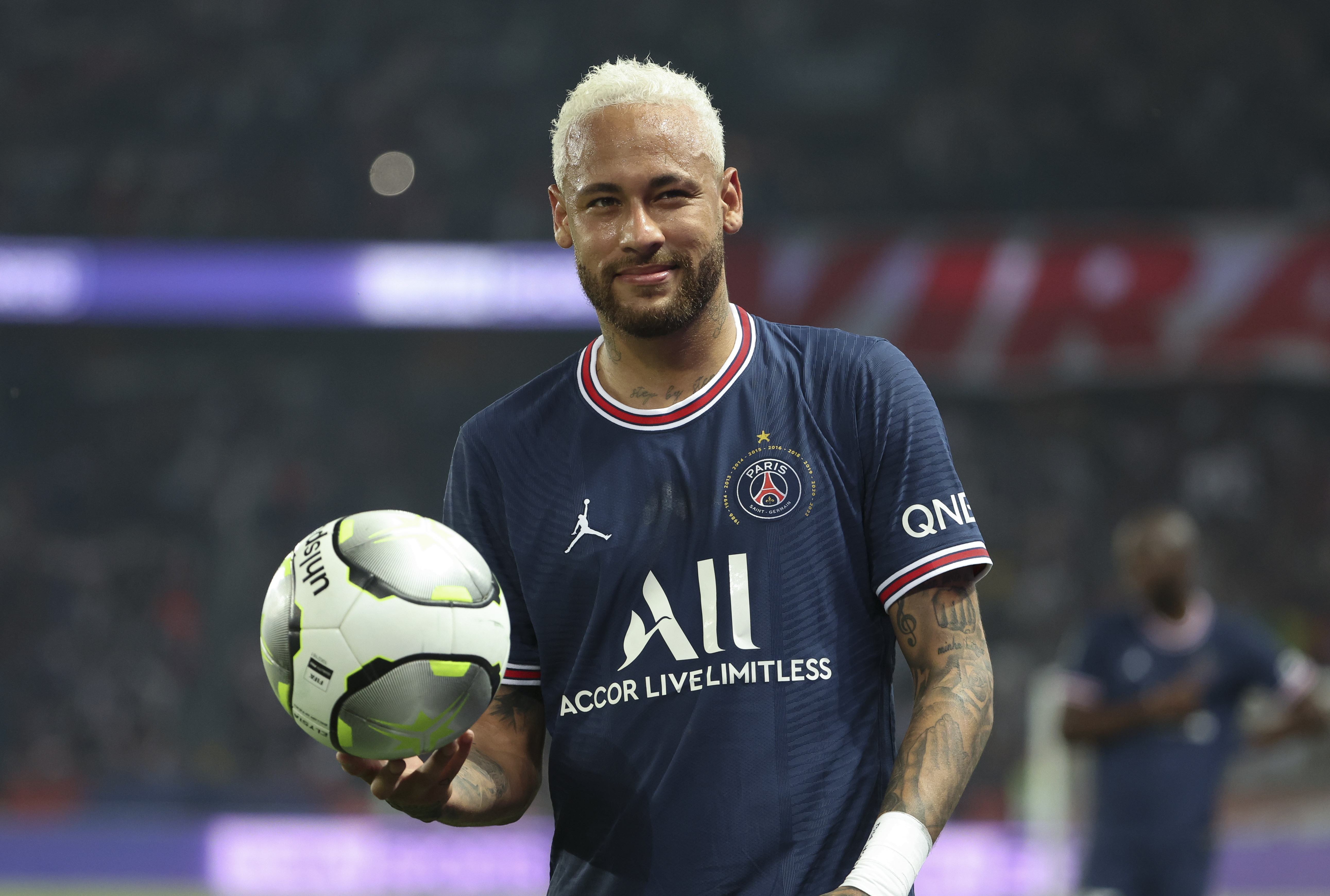 The No10 shirt is waiting for him' - Joelinton wants Neymar to