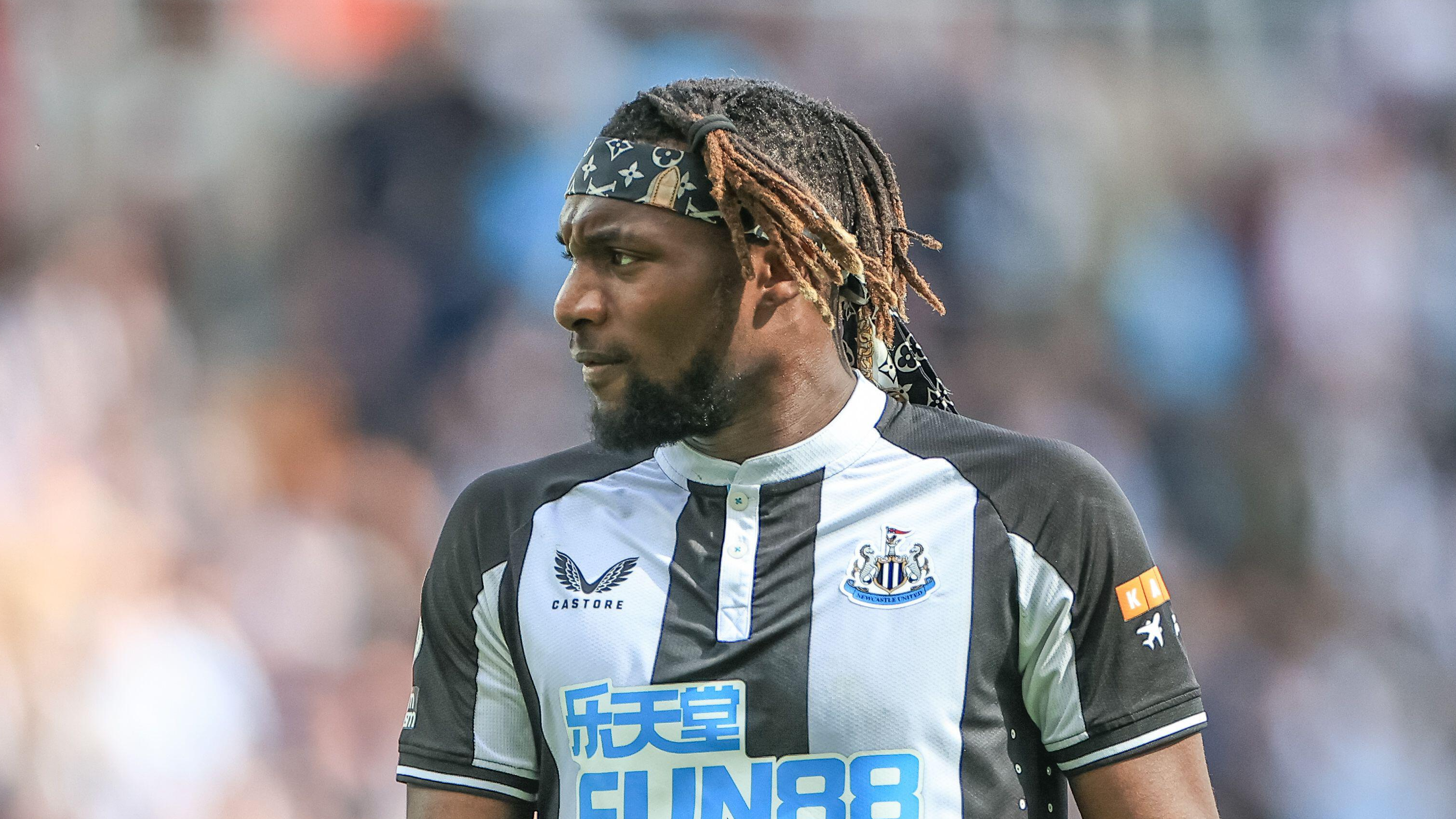 zuurstof hoek schijf Allan Saint-Maximin Charged By FA For Wearing Designer Headbands During  Games