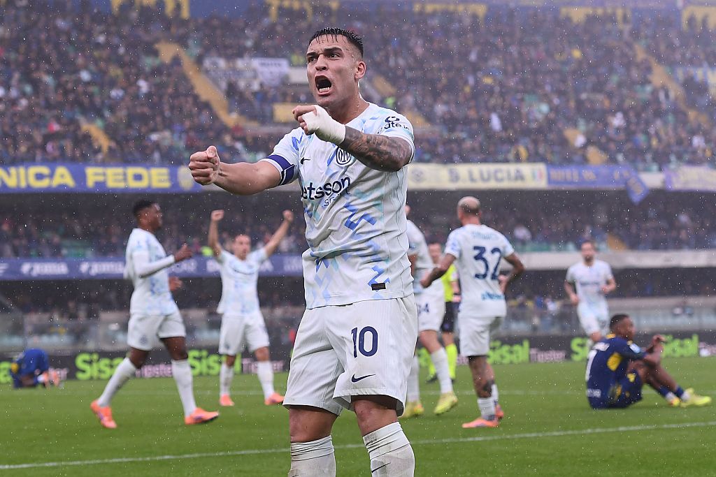 elfbar elfa master akku Ex-Roma star Radja Nainggolan banned indefinitely by Antwerp after he is  caught smoking e-cig on bench main image 0