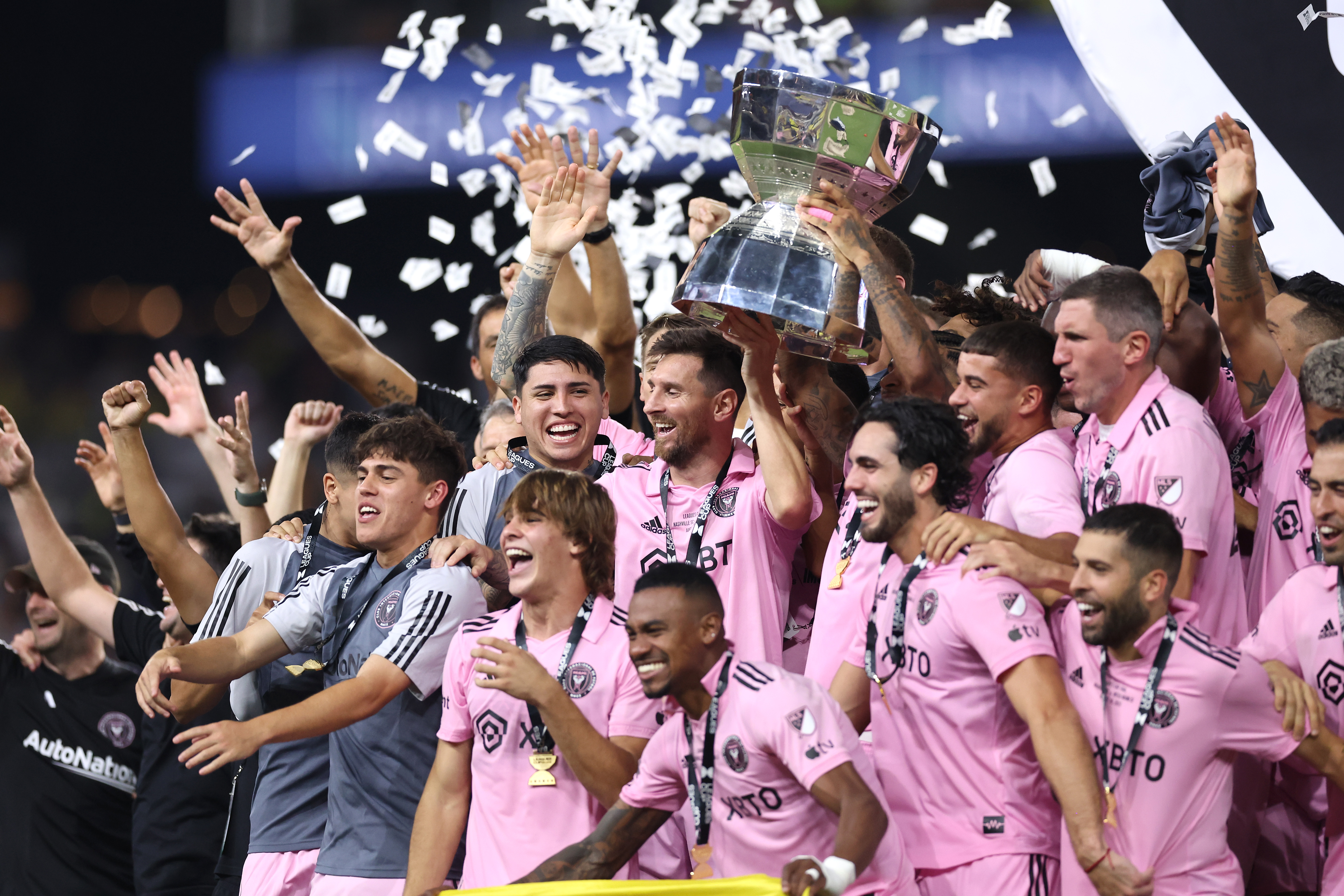 Messi and Inter Miami lift the Leagues Cup, the first trophy in club  history 🏆