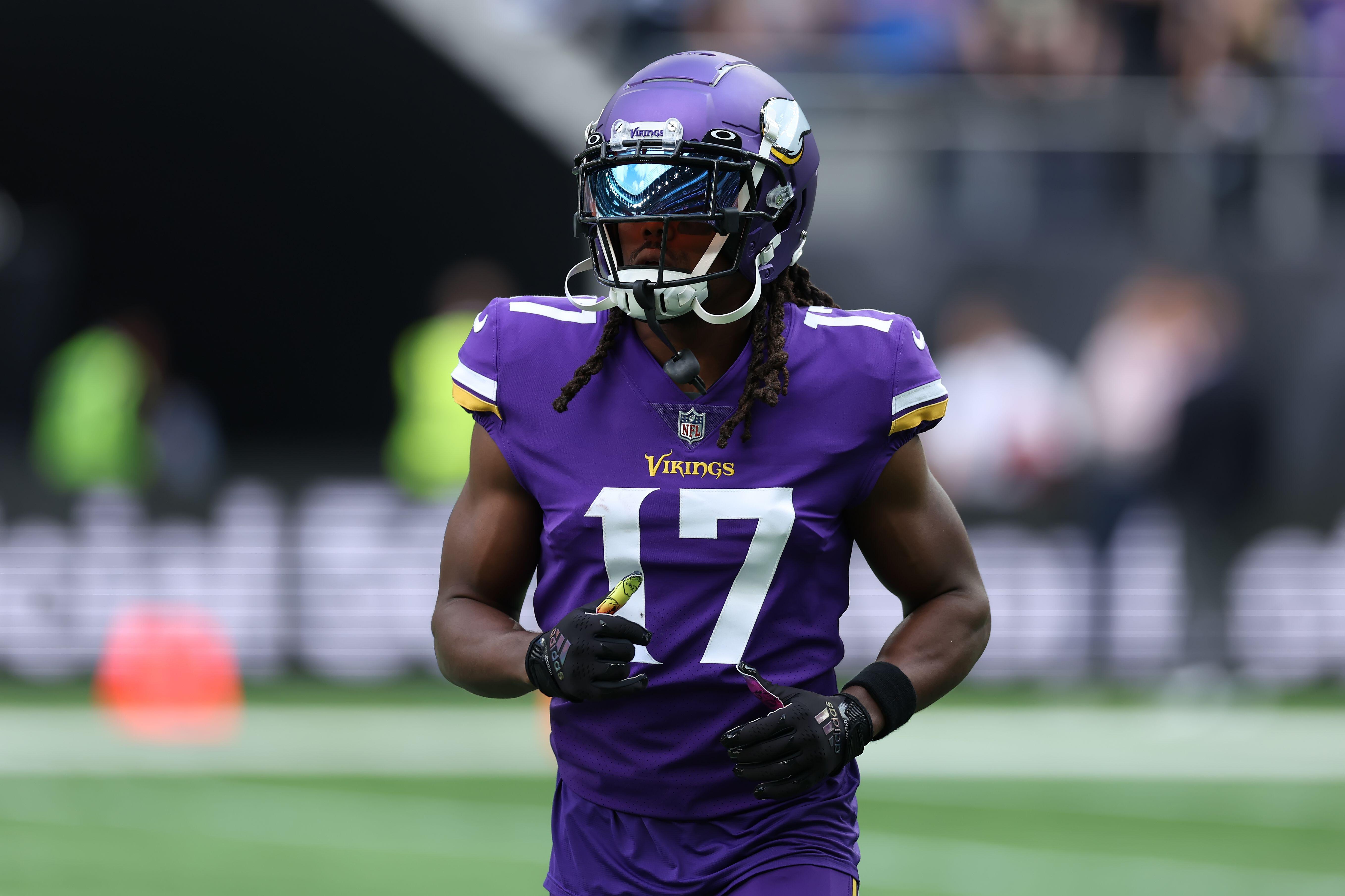 Vikings' receiver KJ Osborn helps rescue man from burning car