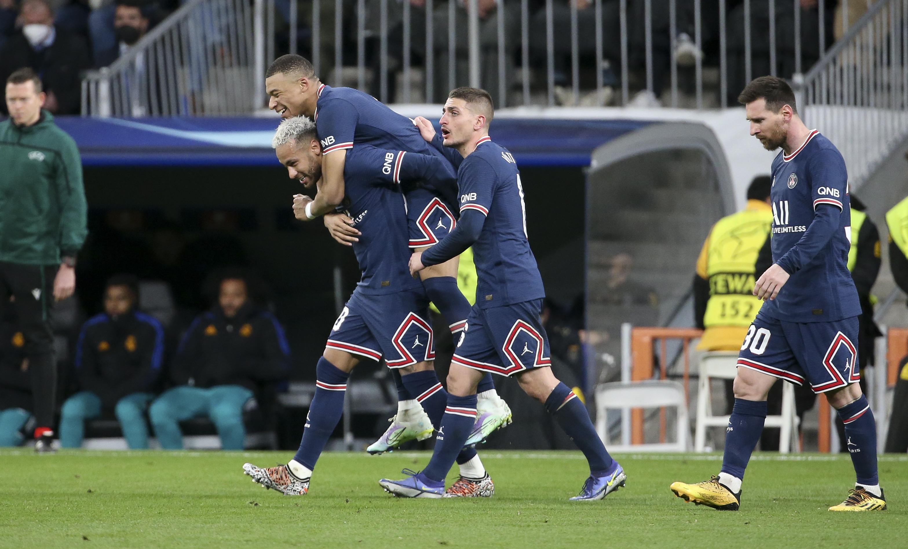 Lionel Messi and Neymar booed by PSG fans during Bordeaux clash in first  match since Champions League exit - Eurosport