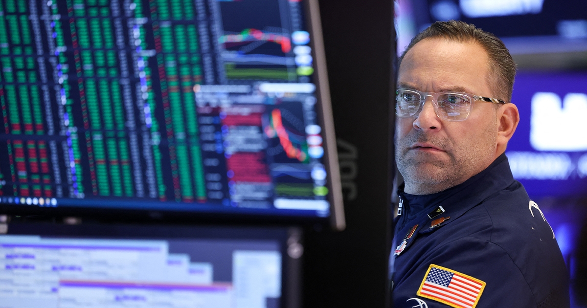 AI Disruption Fear Sparks Scrutiny of Software Stocks