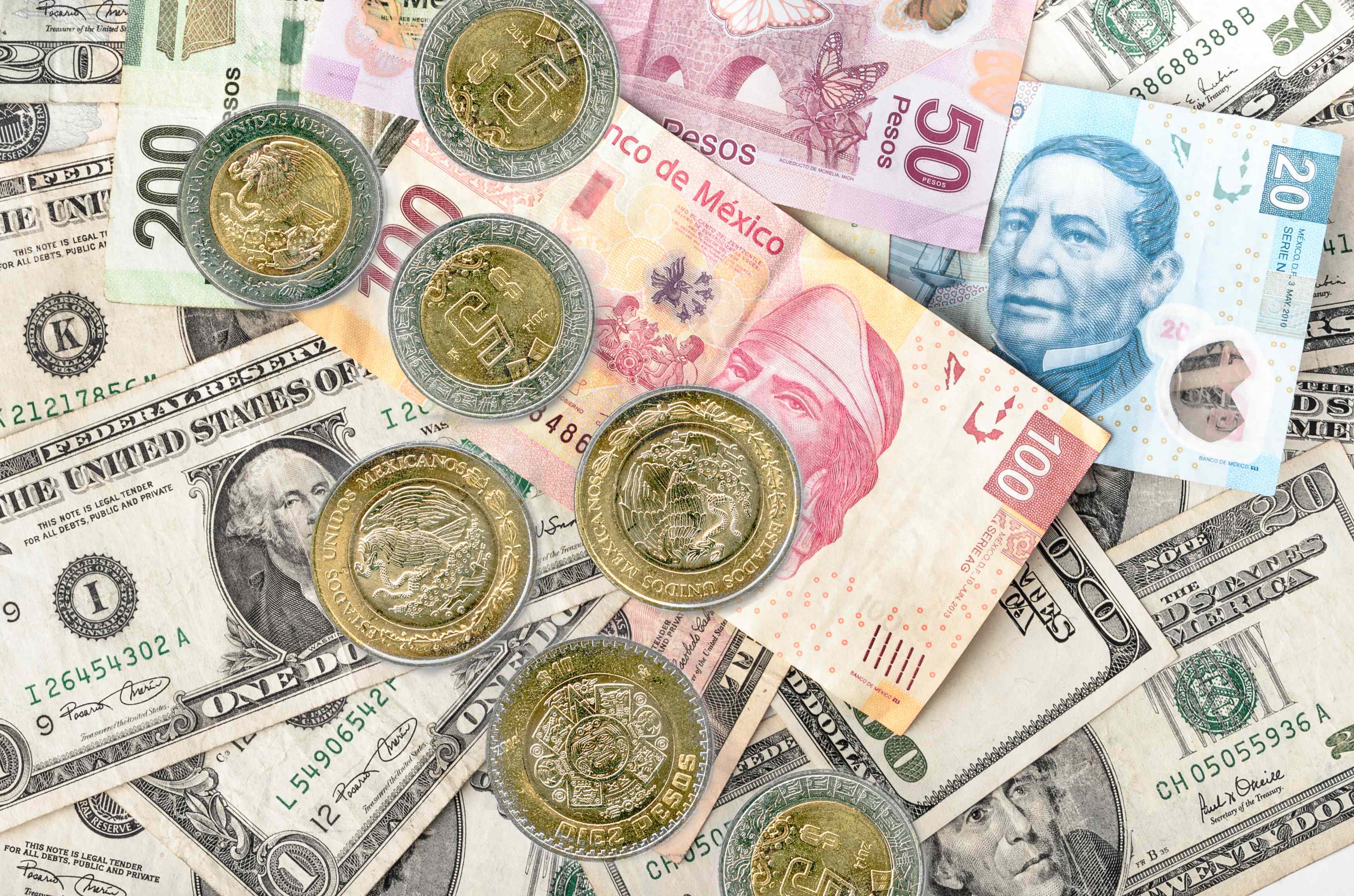 ¿Qué es mejor llevar dólares o pesos mexicanos a Cancún?