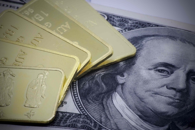 Precio del oro encuentra soporte apoyado por debilidad del dólar estadounidense