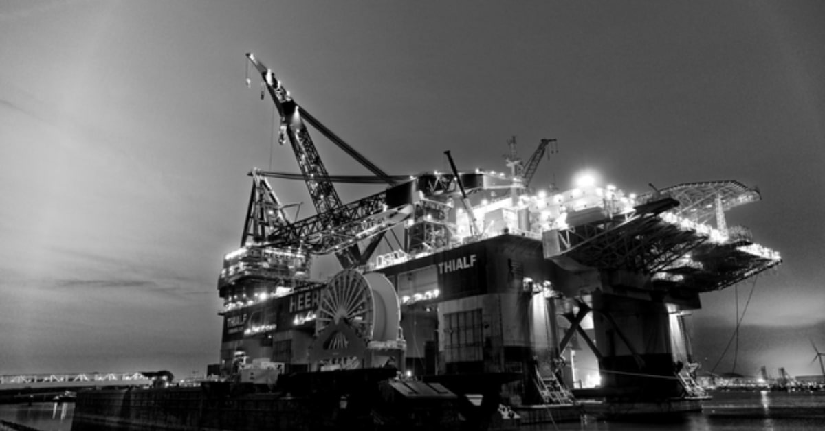 oil_rig_black_white.jpg