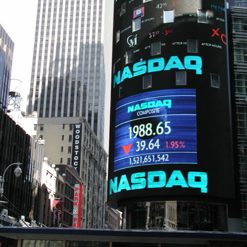 Wall Street vicina ai record grazie ad Apple e Big Tech. Attesa per i conti di Tesla e Netflix, oro in calo e dollaro in rafforzamento.