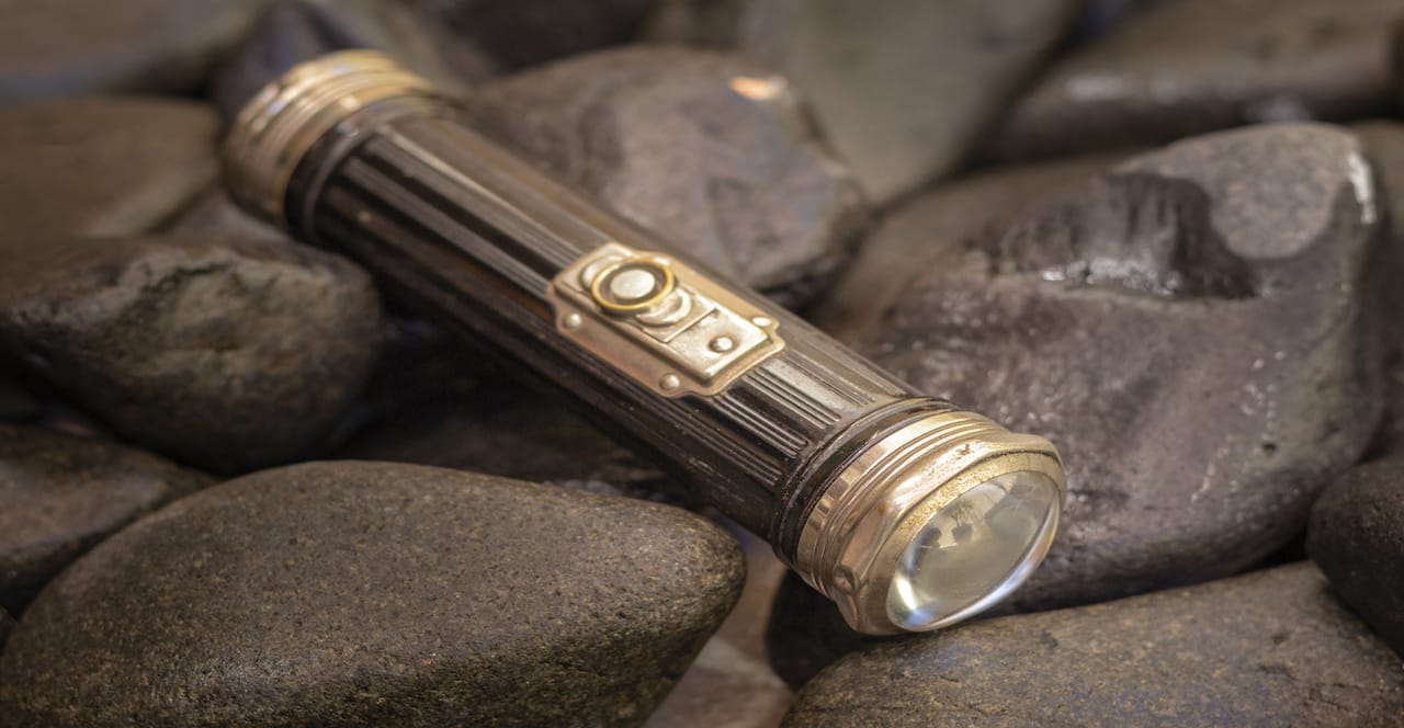 The Relationship Between Flashlights and Batteries