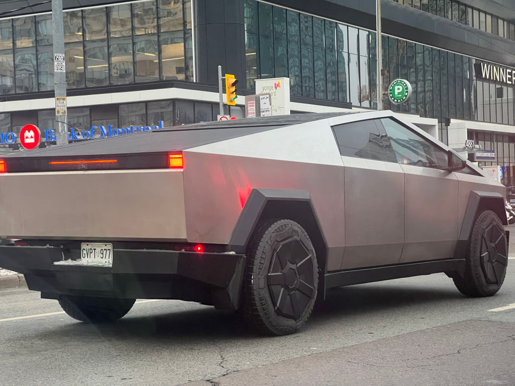 Footage of Cybertruck 'stuck' in snow as Honda drives effortlessly past  leaves Tesla fans infuriated - Vehicles - UNILAD Tech