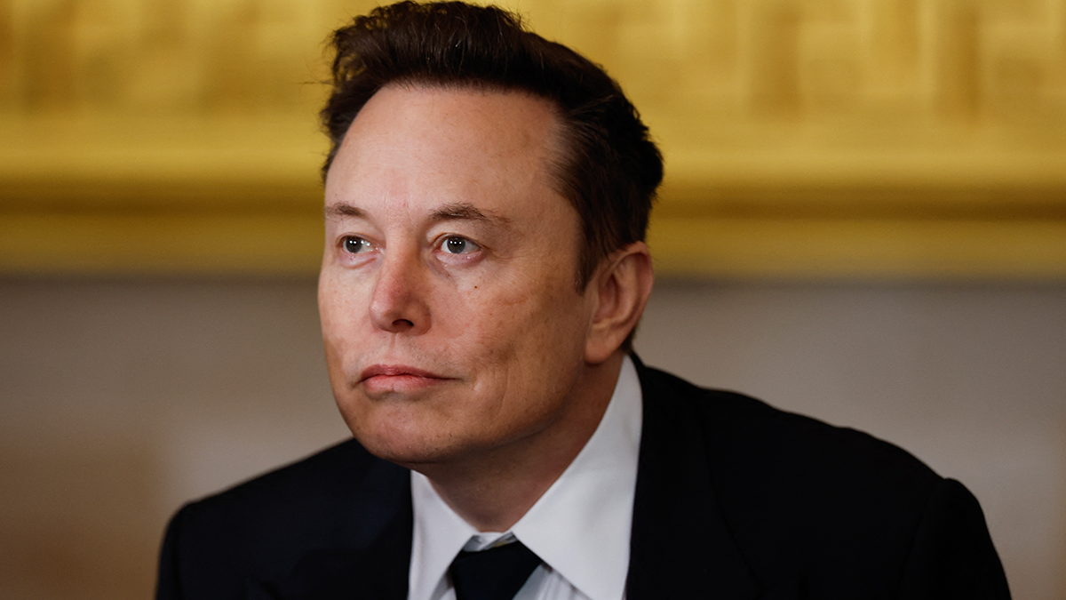 Tesla chairwoman sells $33,000,000 worth of Tesla stock as company's value tumbles below trillion-dollars - Car news - UNILAD Tech