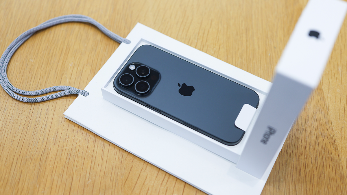 Apple fans 'catch' man seemingly product testing top secret