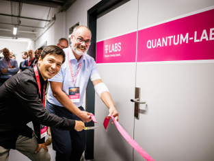 Oliver Holschke and Marc Geitz open the Deutsche Telekom quantum lab. 