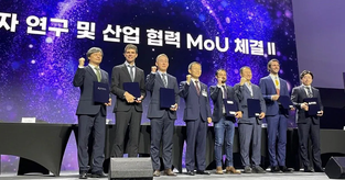 Members of Posco, Pasqal and Qunova's management teams on stage. 