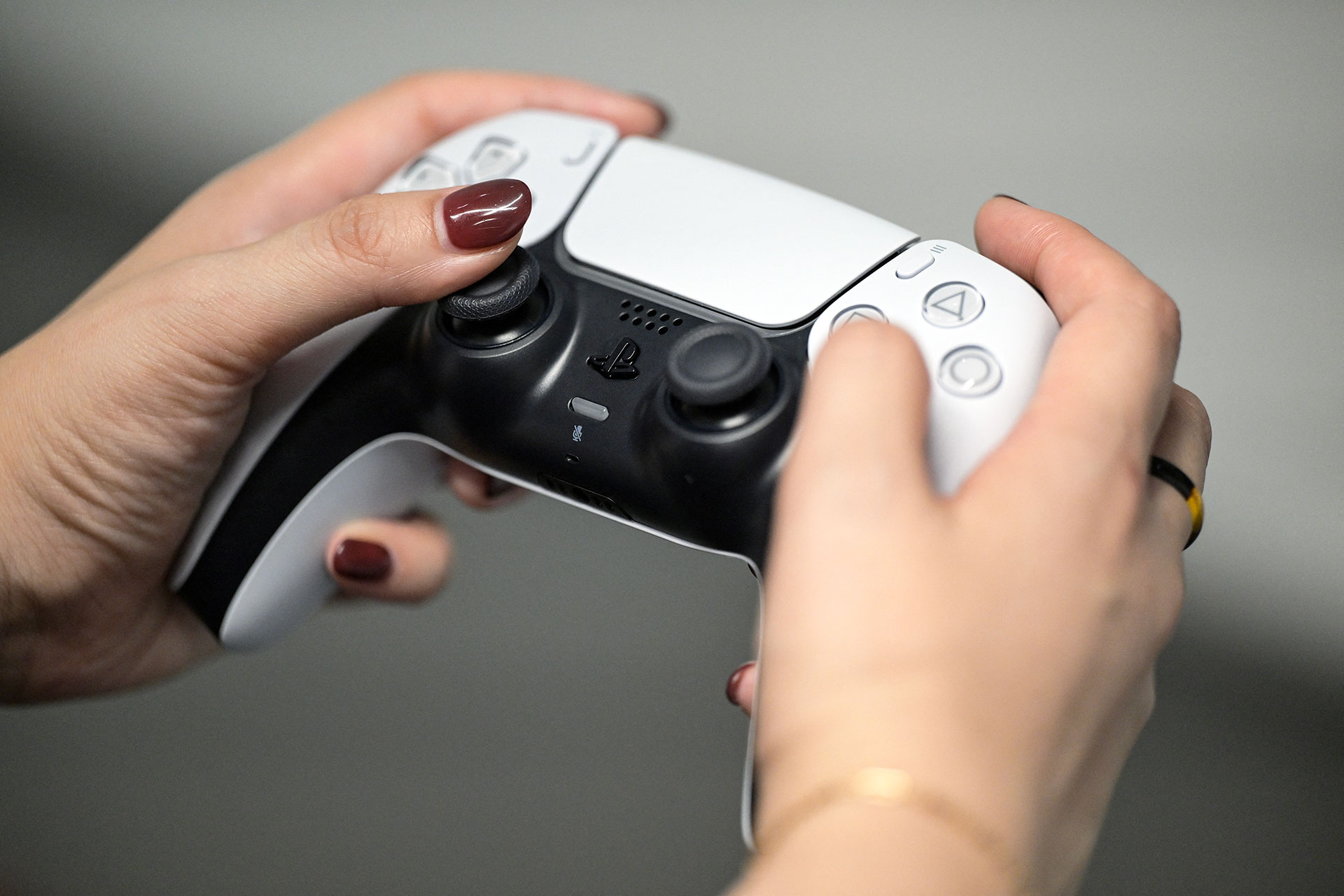 PS5 DualSense controller, RICHARD A. BROOKS (via Getty Images)