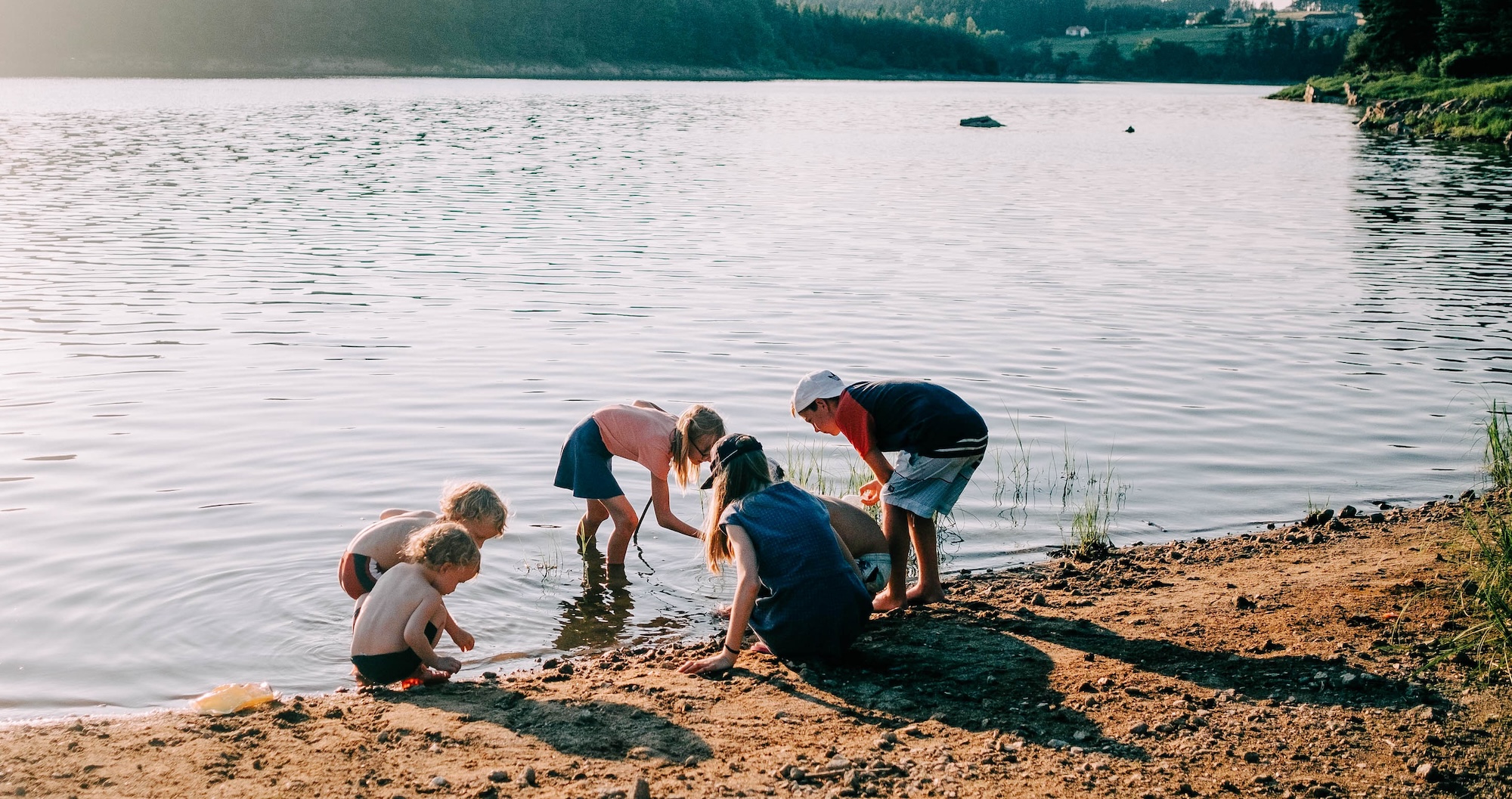 5 enfants jouent dans un plan d’eau