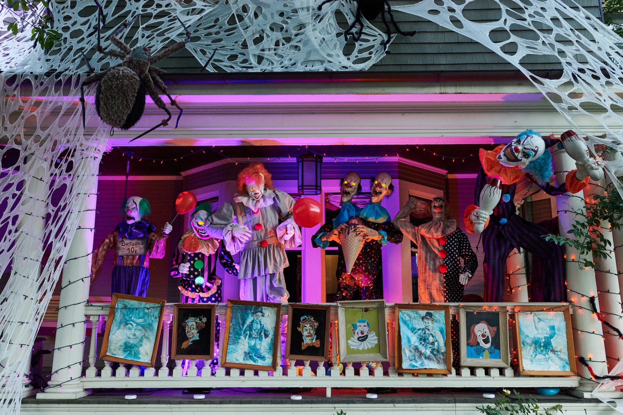 A house adorned with Halloween decorations on the porch