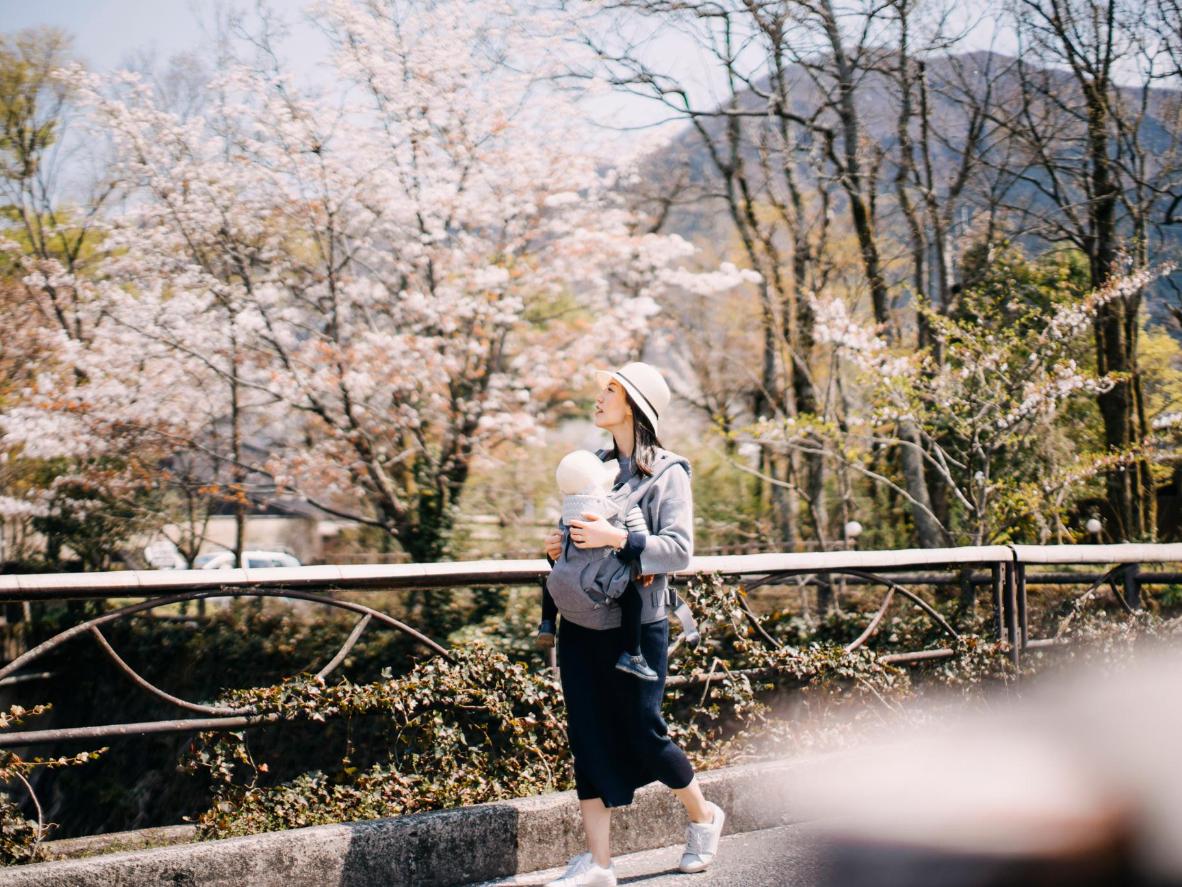 Un día de primavera en Fukuoka entre preciosos cerezos en flor