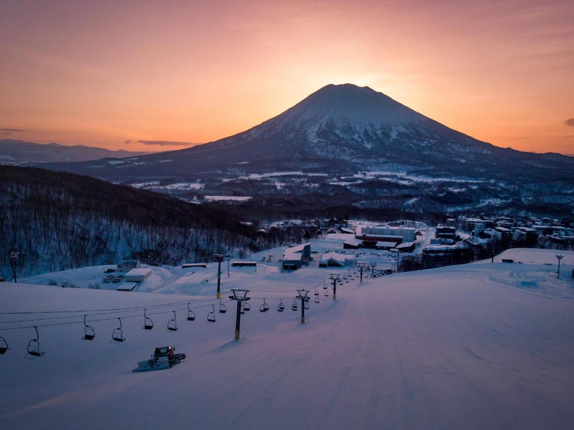 Les stations de ski prennent vie au coucher du soleil