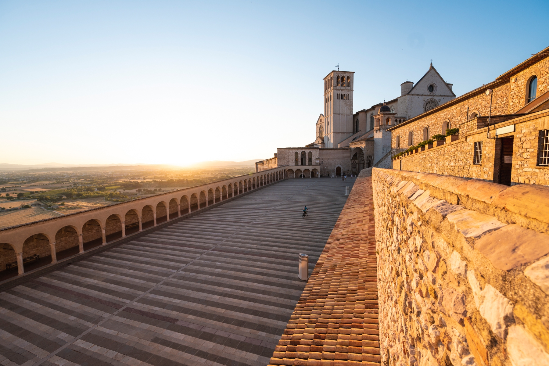 Genießen Sie an einem Frühlingsmorgen die Sonne in der historischen Stadt Assisi