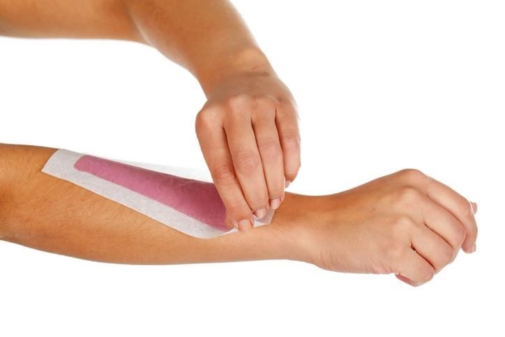 Cómo depilar los brazos con cera