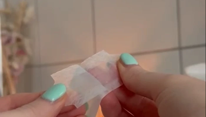 Anwendung Kaltwachsstreifen Gesicht mit Lena