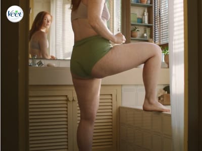 Cómo usar crema depilatoria corporal para la ducha Veet®