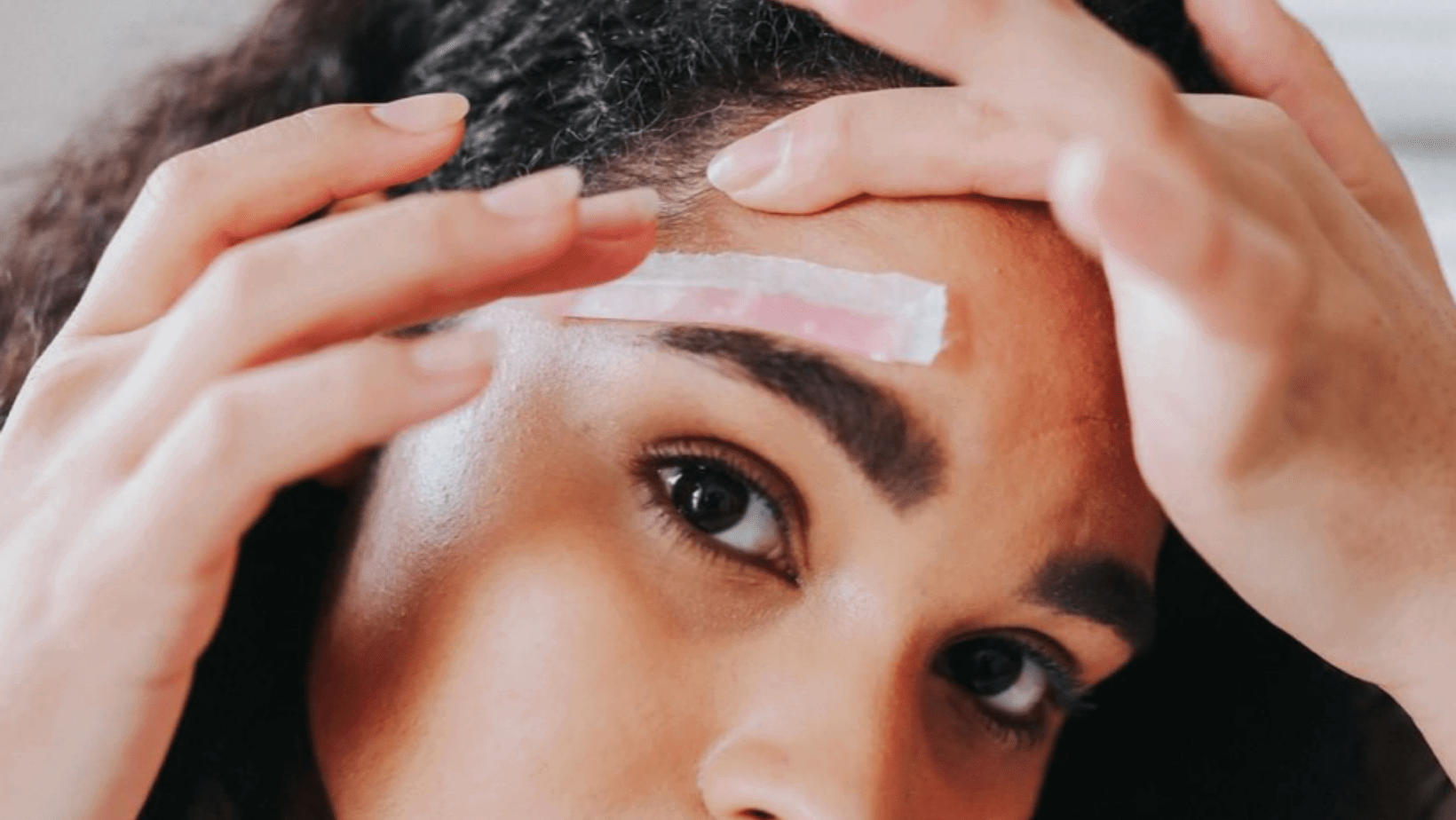 Depilazione viso, la forma giusta delle sopracciglia