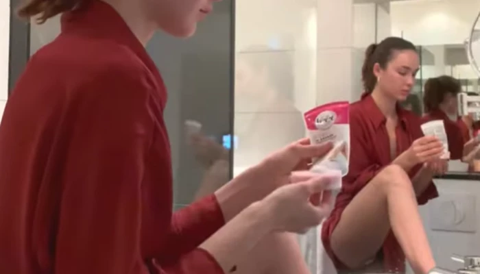 Anwendung Veet Enthaarungscreme für die Dusche mit Jacky